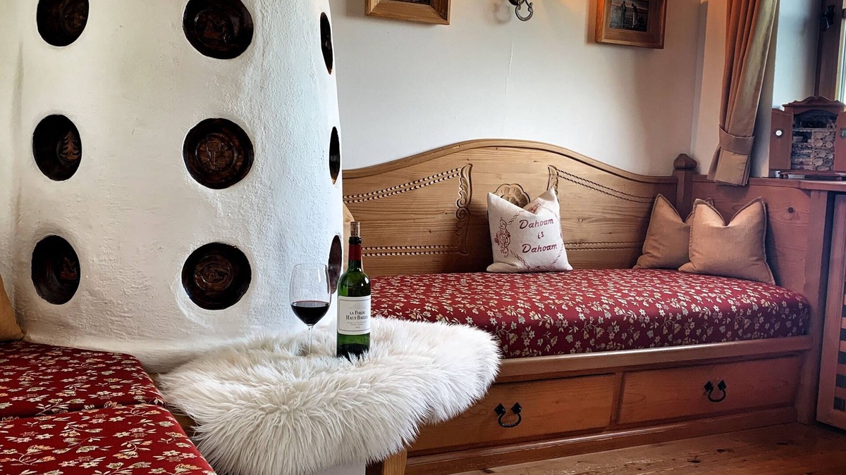 Samerberg Apartment | Vacation apartment with 2 separate bedrooms, living room with tiled stove, mountain view
