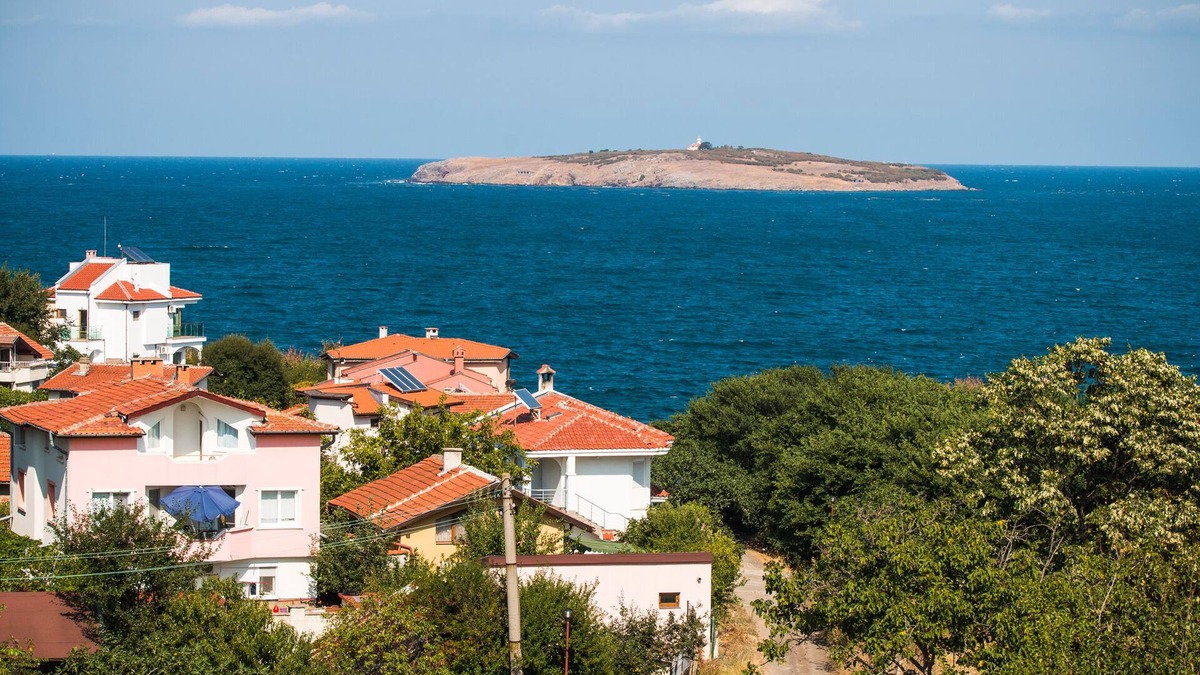 Chernomorets Apartment | Vacation apartment with stunning sea views