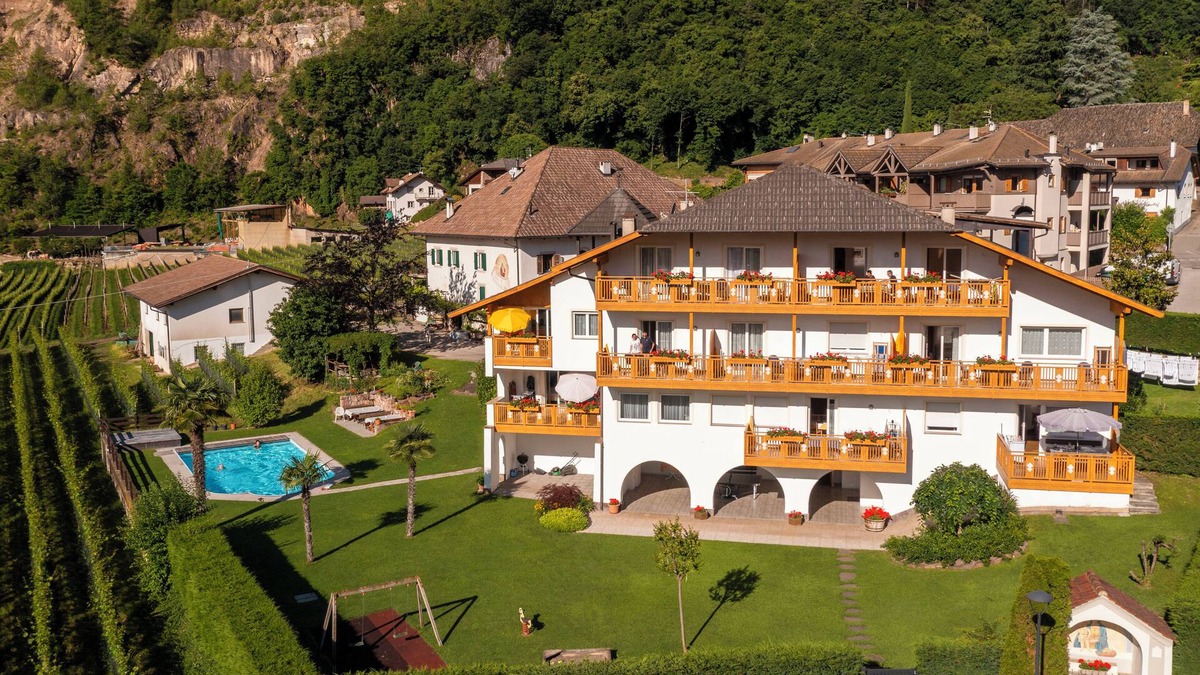 Andriano Apartment | Vacation apartments with pool in the Adige Valley just 15 minutes from Merano