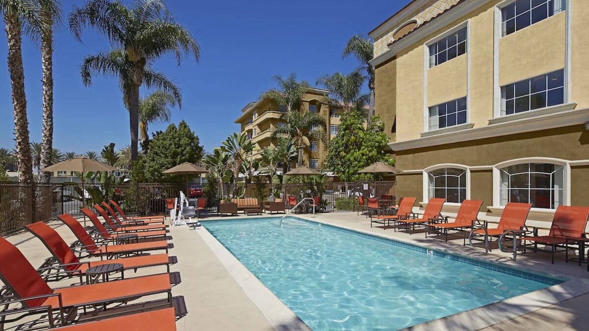 Anaheim Resort Hotel | Vacation At its Finest! Walking Distance! Cozy Rooms, Pool & Shuttle Service!