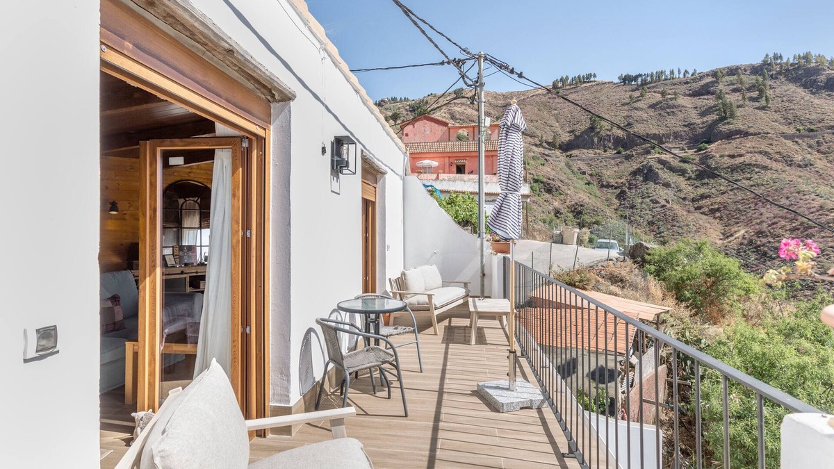 Las Lagunetas Apartment | Vacation 'Ático Fuente Hervera' with Mountain View, Wi-Fi and Air Conditioning