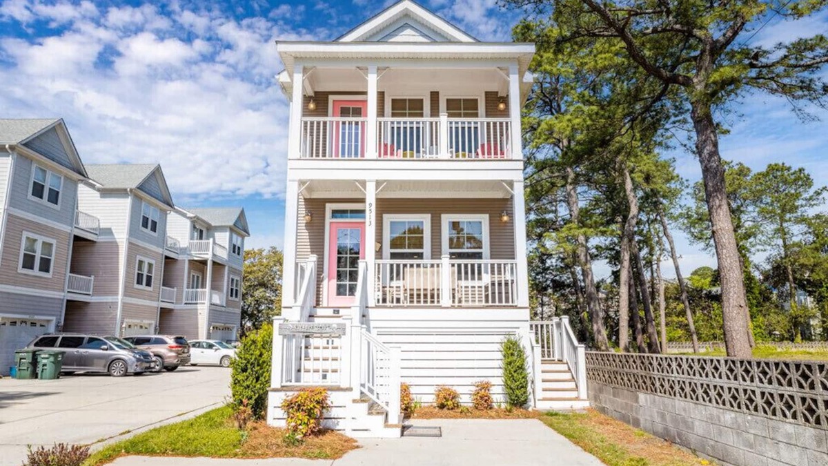 North Camellia Acres House | Vacation Beach House! Comfy beds, Wi-Fi, Cable, Fire Pit, Grill, and Balcony!