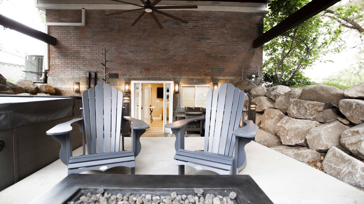 Sandy Apartment | Vacation Bliss! Skier's Dream! Covered Hot Tub/Spa, Fire Pit, Mountain Views.