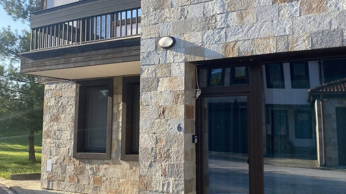 Pravets House | Vacation condo near Pravets Golf resort (inside Hyatt hotel complex on the lake)