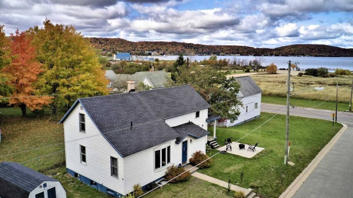 Munising Cottage | Vacation Cottage overlooking Lake Superior!