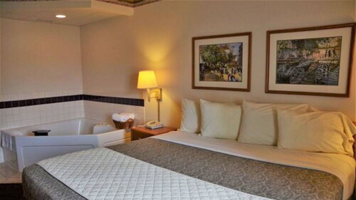 Thorp House | Vacation Day Is Always A Great Idea! Free Parking & Breakfast, Near Conway Park