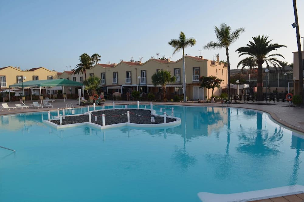 Sonnenland Apartment | Vacation 'Green Oasis Club' with Shared Pool, Wi-Fi and Air Conditioning