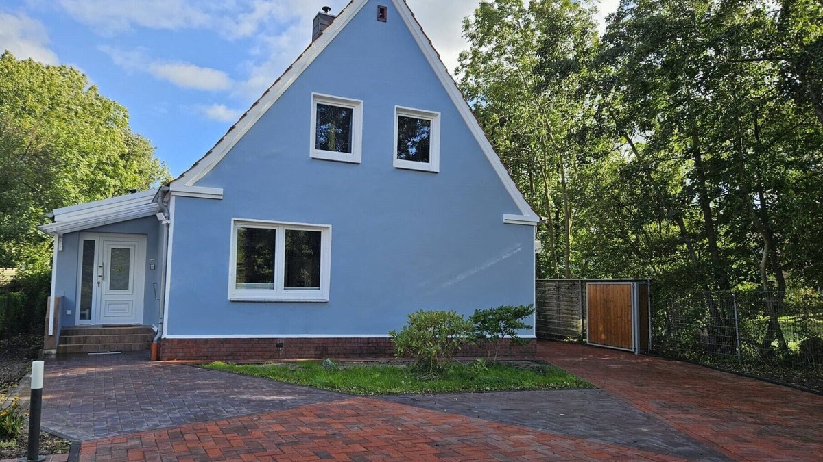 Nordholz House | Vacation home Windschief directly behind the dike with large garden, WLAN, fireplace