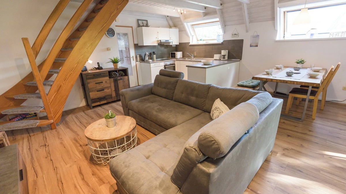 Dorumer Neufeld House | Vacation home Opi Huck Stroot 42 with a beautiful garden and close to the beach.