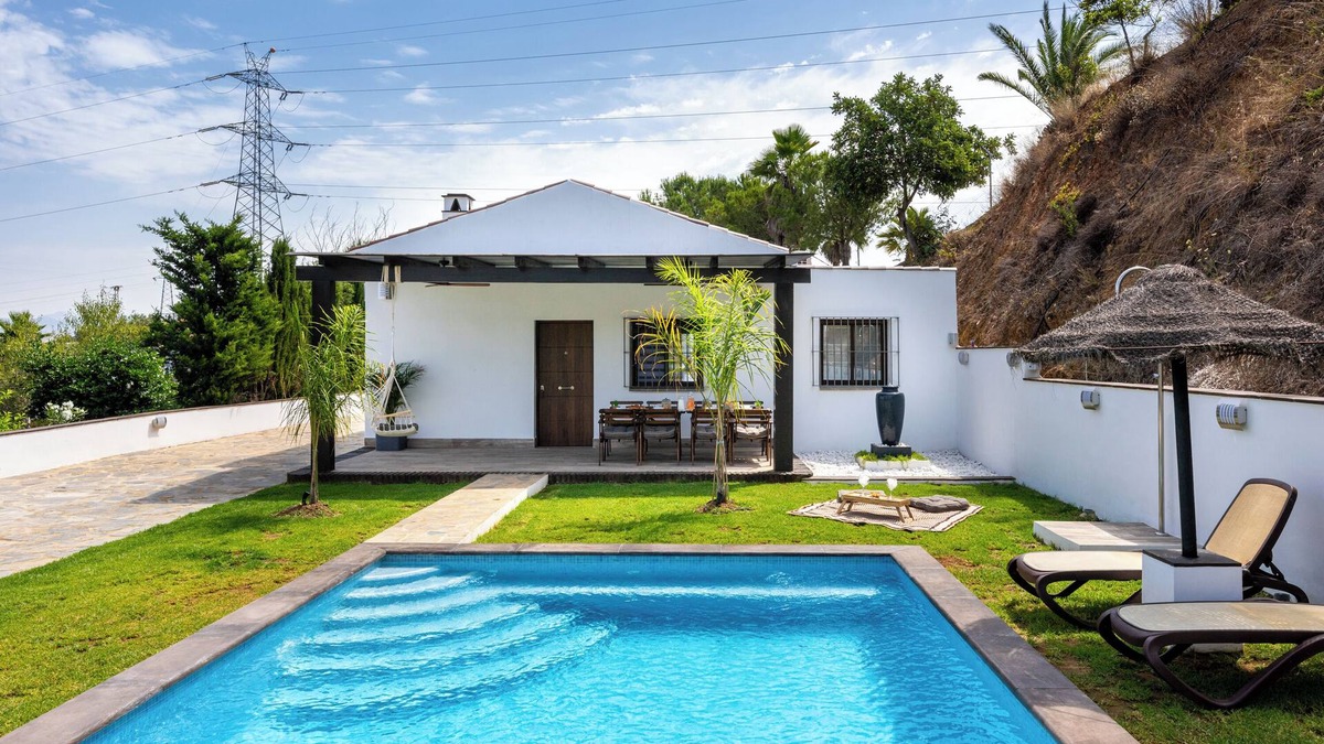 Alhaurin de la Torre House | Vacation Home Kanmarala with Mountain View, Pool & Wi-Fi