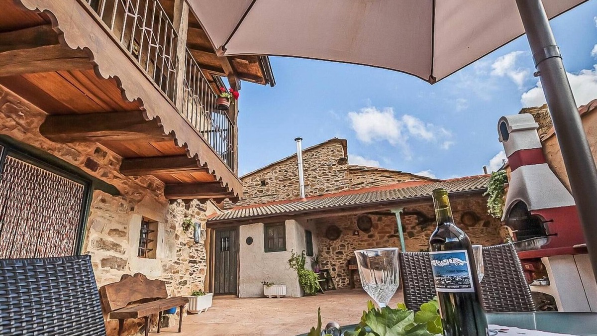 Valdespino de Somoza House | Vacation Home "Jumaca" with Mountain View, Private Terrace & Wi-Fi