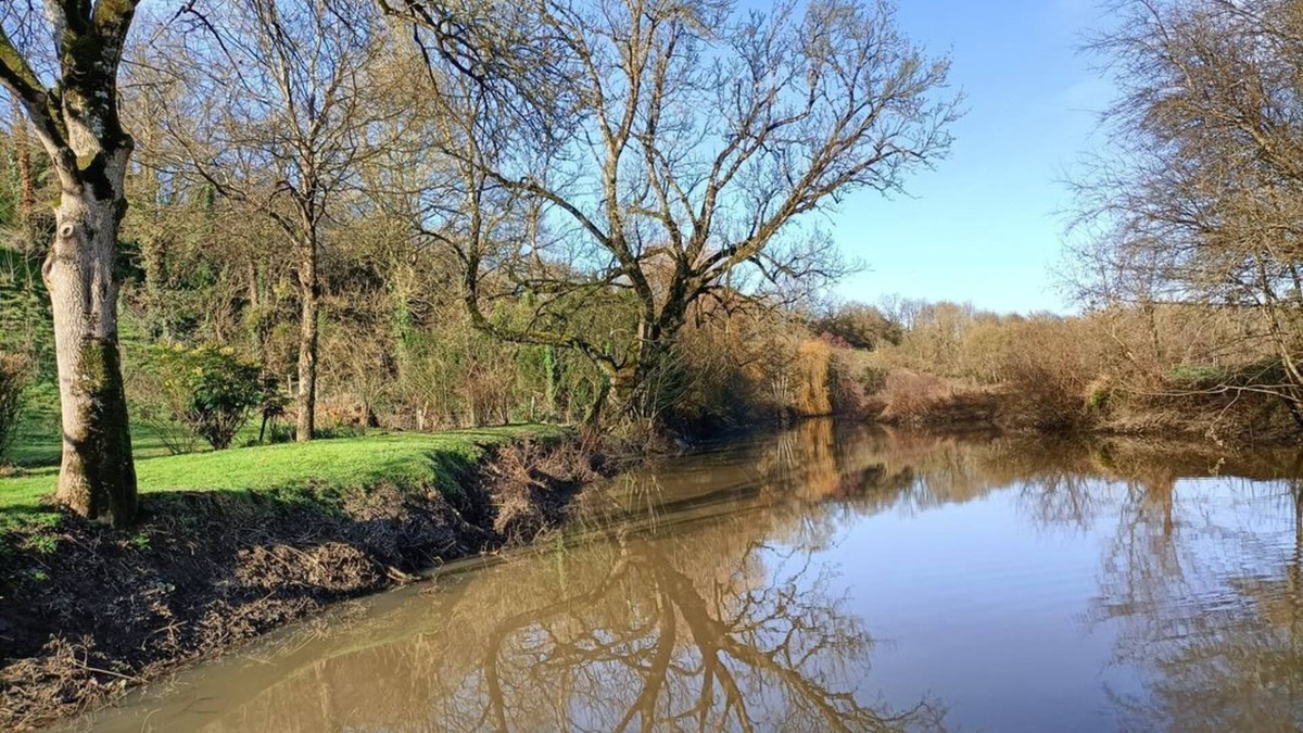 Beaupreau-en-Mauges Cottage | Vacation home in the countryside on the banks of a river.