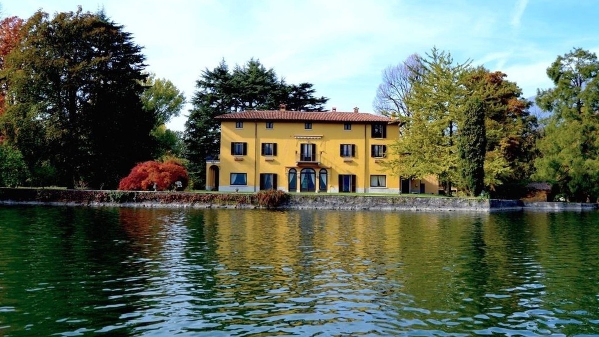 Annone di Brianza Villa | vacation holiday large villa rental italy, lake district, lake annone, near milan, lecco, pool, air conditioning, lakesi