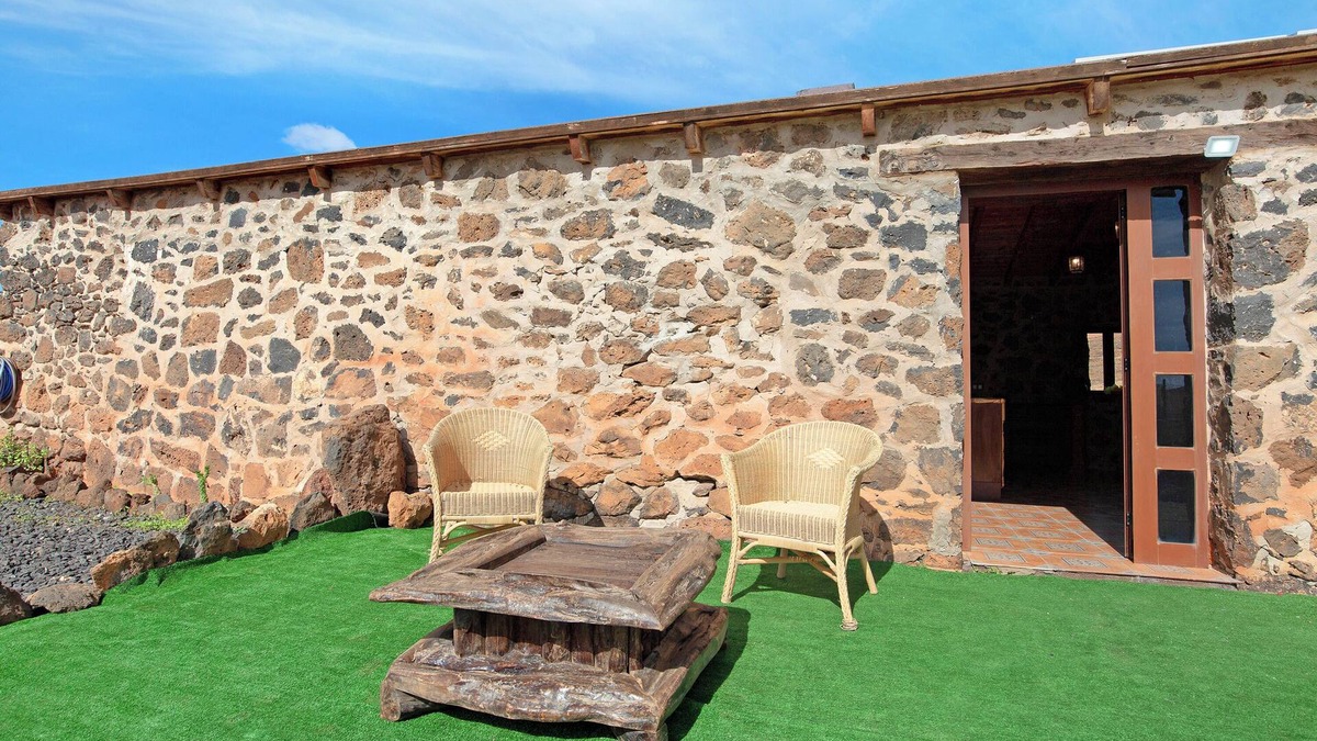 Puerto del Rosario House | Vacation Home "Casa los Javieles" with Mountain View, Garden & Wi-Fi