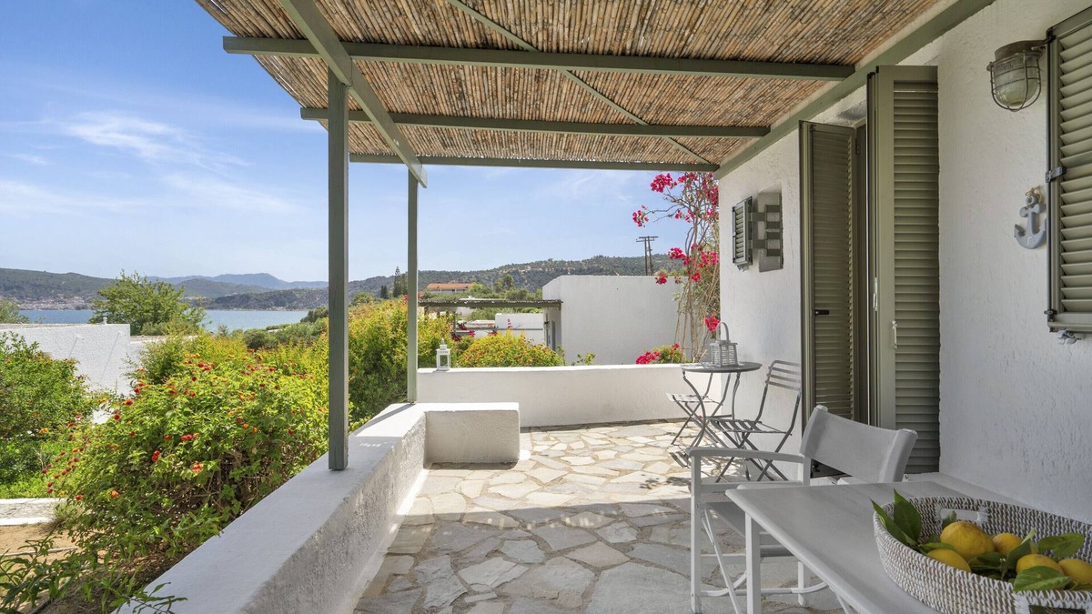 Gythio House | Vacation Home "2 Bedroom Apartment" near Beach with Private Terrace & Wi-Fi