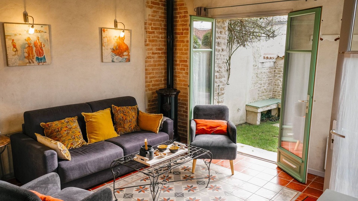 Longeves House | Vacation home/2 bedrooms/La Rochelle 15 min away/enclosed garden/WIFI/Holiday vouchers
