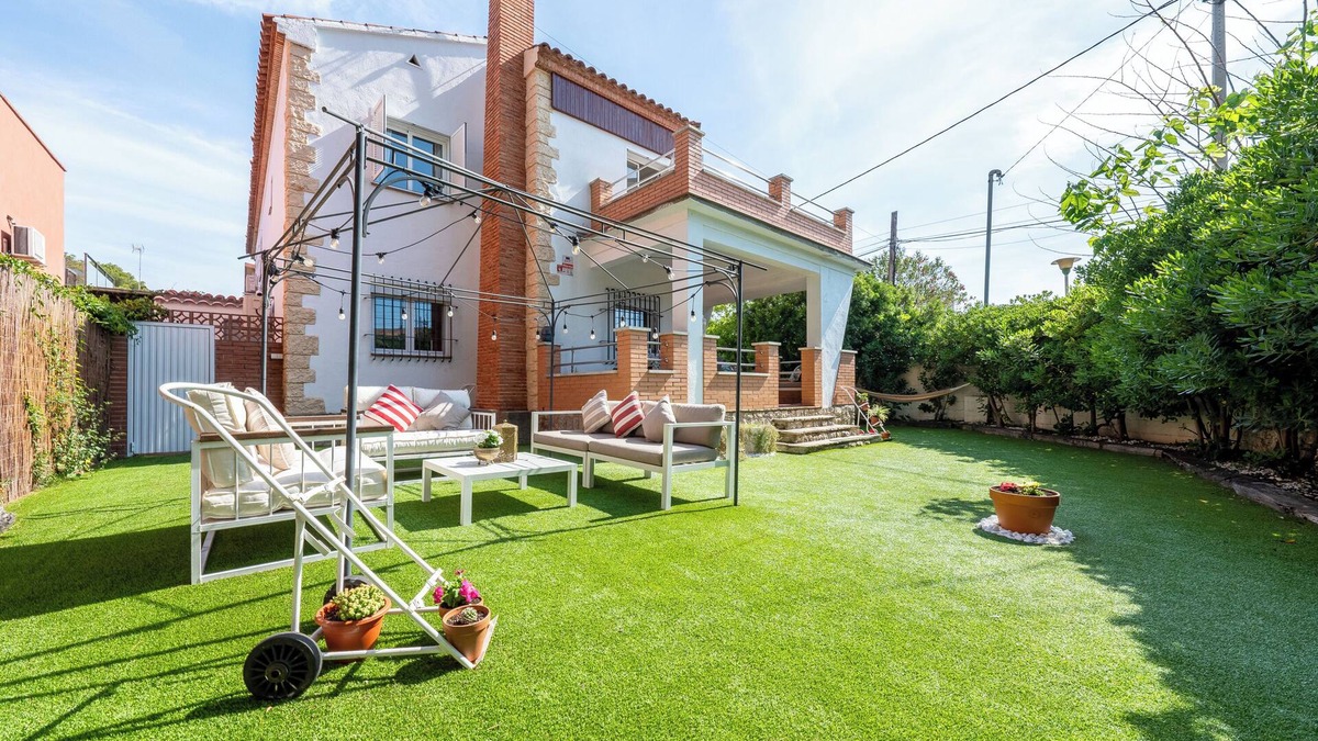 Comarruga House | Vacation Home '50 M to the Beach' with Private Terrace, Wi-Fi and Air Conditioning