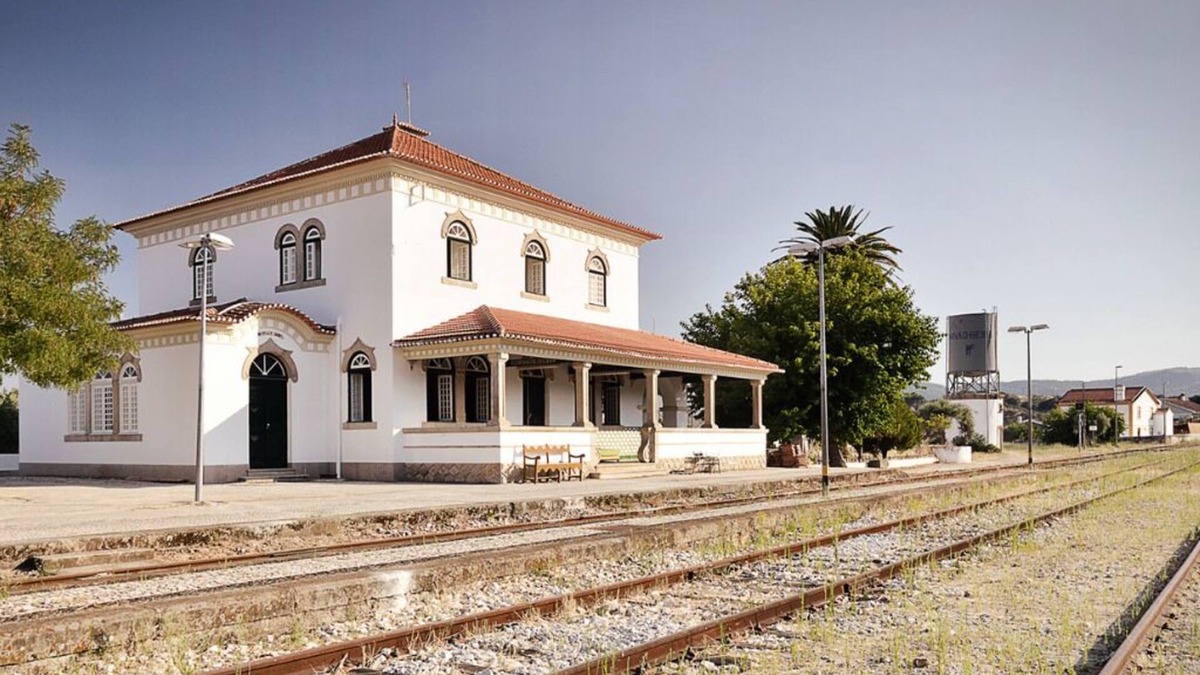 Beira House | Vacation home and century-old train station in the Natural Park.