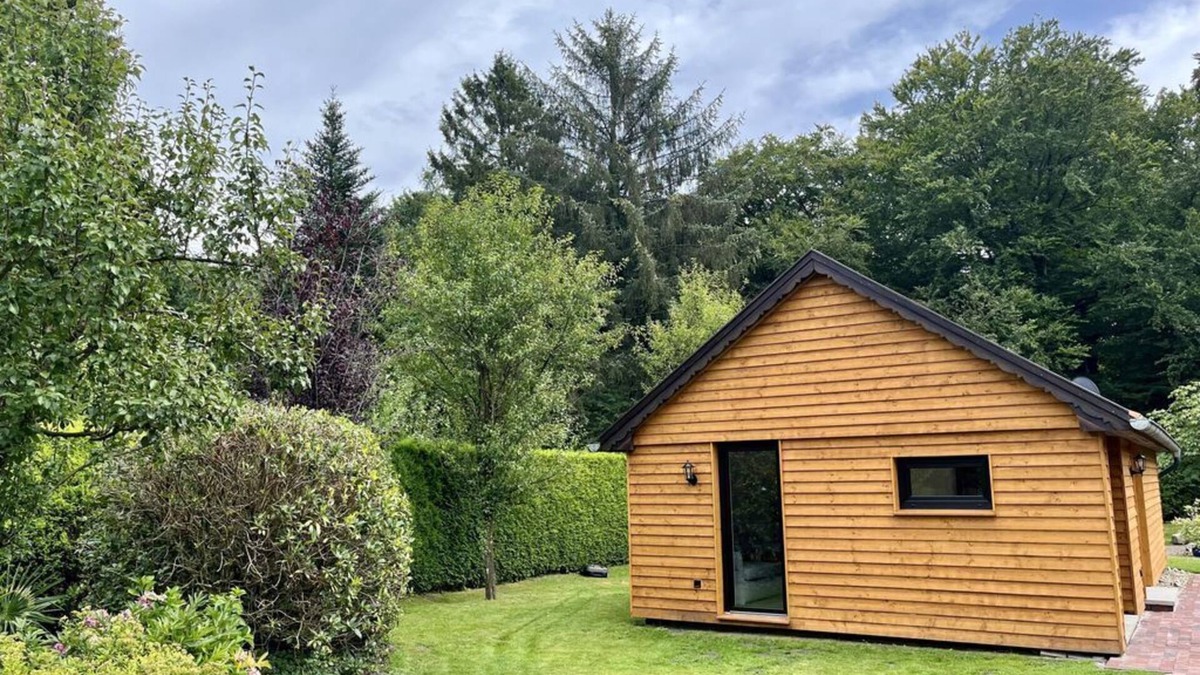 Wiefelstede House | Vacation home "Blockhaus am Waldrand" - vacation home, shower and bath, WC