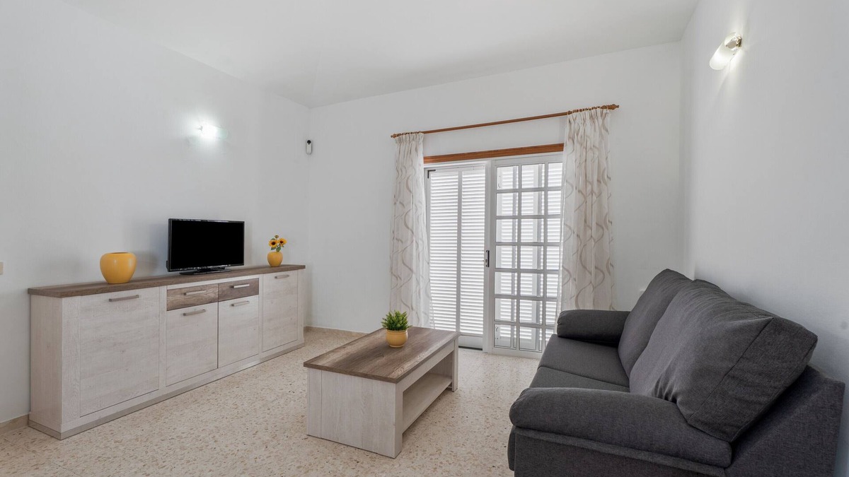 Abades House | Vacation Home 'Bonita Casa Annie' with Private Terrace and Wi-Fi