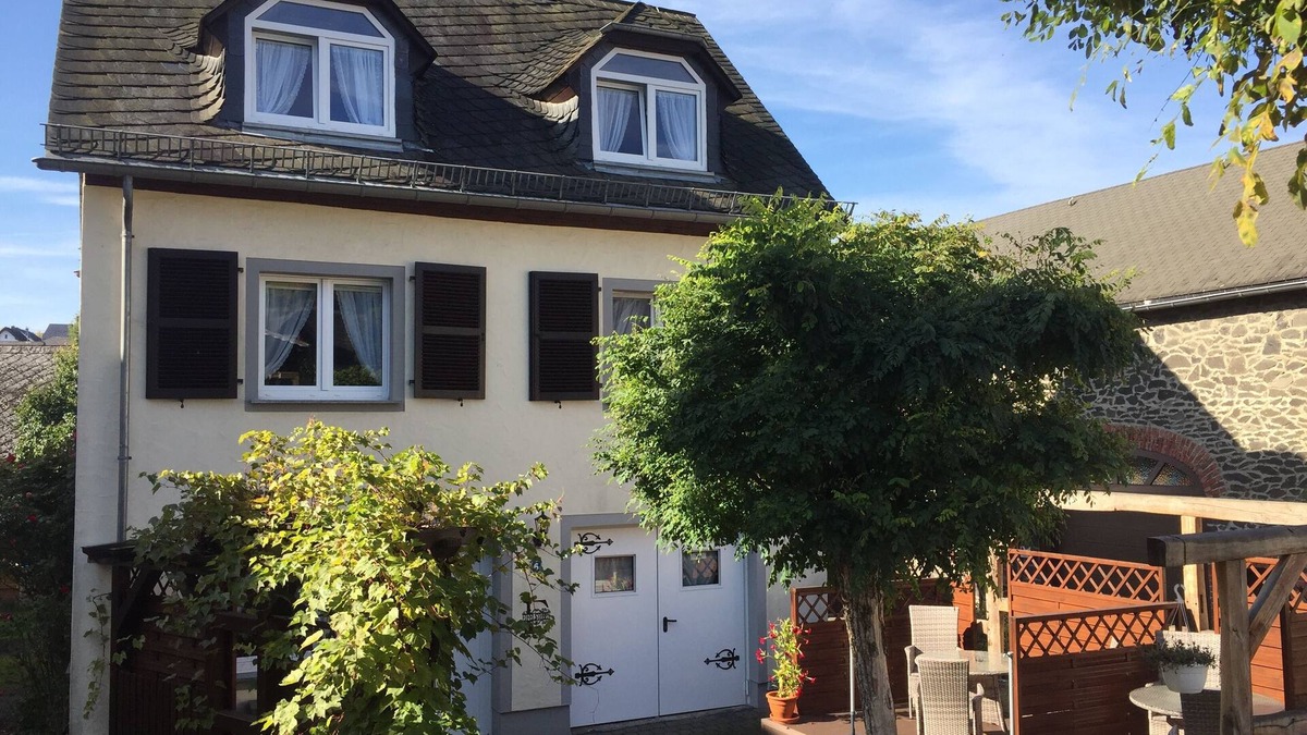 Ulmen House | Vacation home by the lake for 6-10 people, by the lake, historic town center
