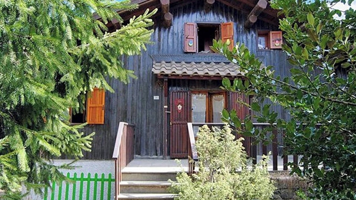 Montemignaio Ski Chalet | Vacation Home "Chalet Gineprino" with Private Open Terrace & Garden