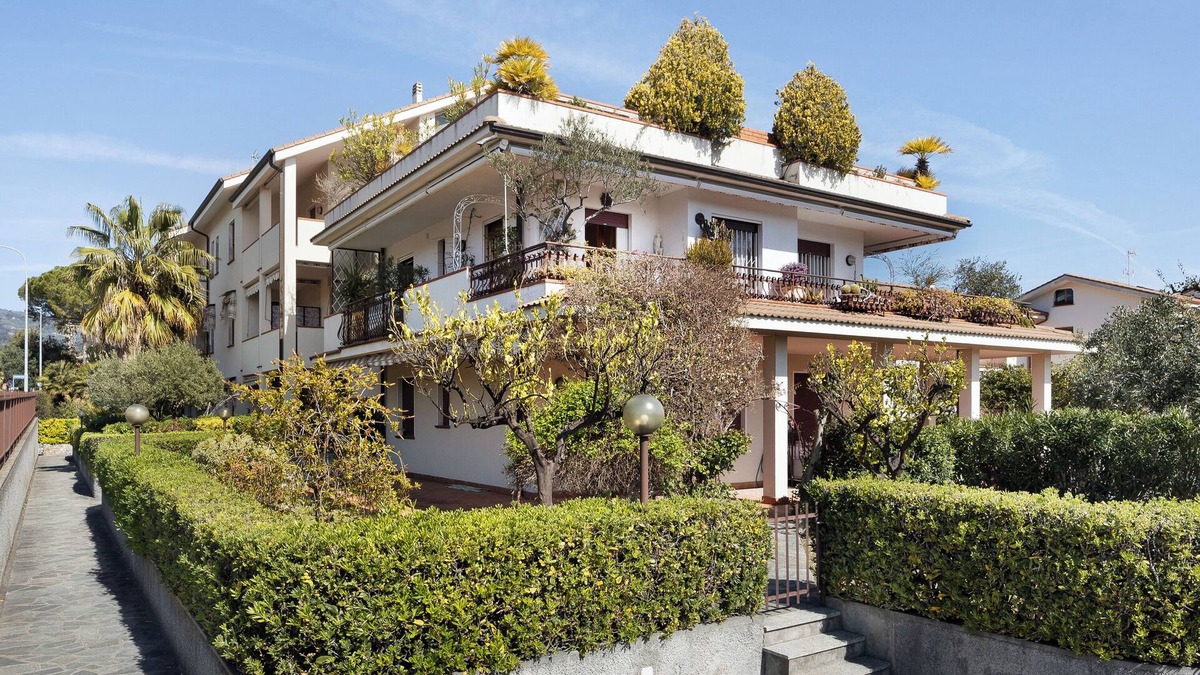 Diano Castello House | Vacation Home 'Casa di Oleg' with Sea View, Terrace & Garden