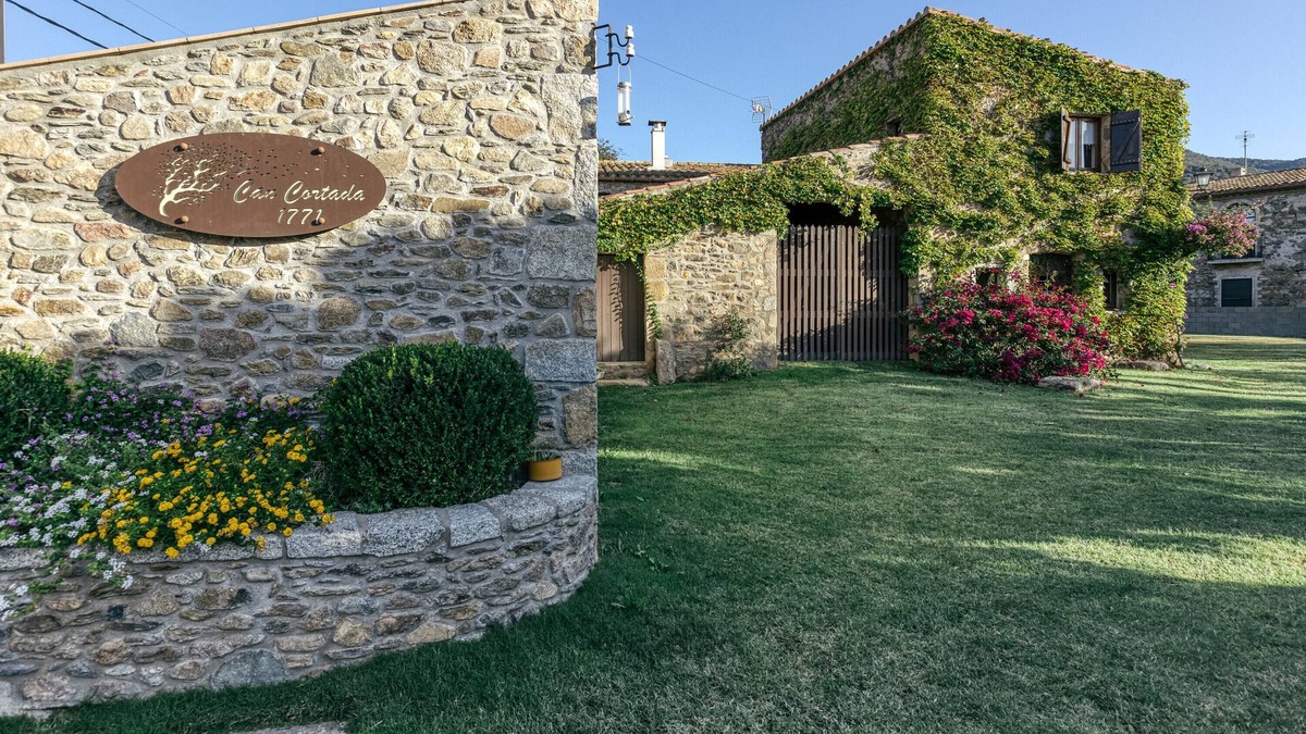 Cantallops House | Vacation Home "Can Cortada" with Mountain View, Private Terrace & Barbecue