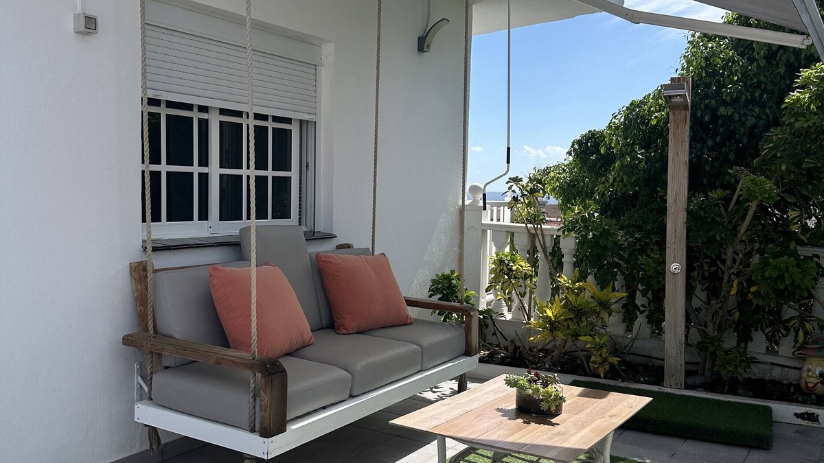 Los Gavilanes House | Vacation Home “Casa Alba” with Mountain View, Wi-Fi, Balcony & Terrace