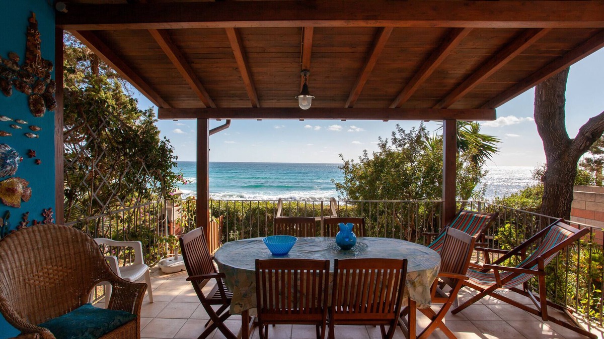 Sas Linnas Siccas House | Vacation Home Casa sulla Spiaggia 1 with Sea-View, Terraces & Garden
