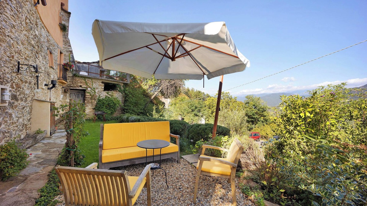 Cartari House | Vacation Home 'Casa Vittorina' with Garden, Terrace & Wi-Fi