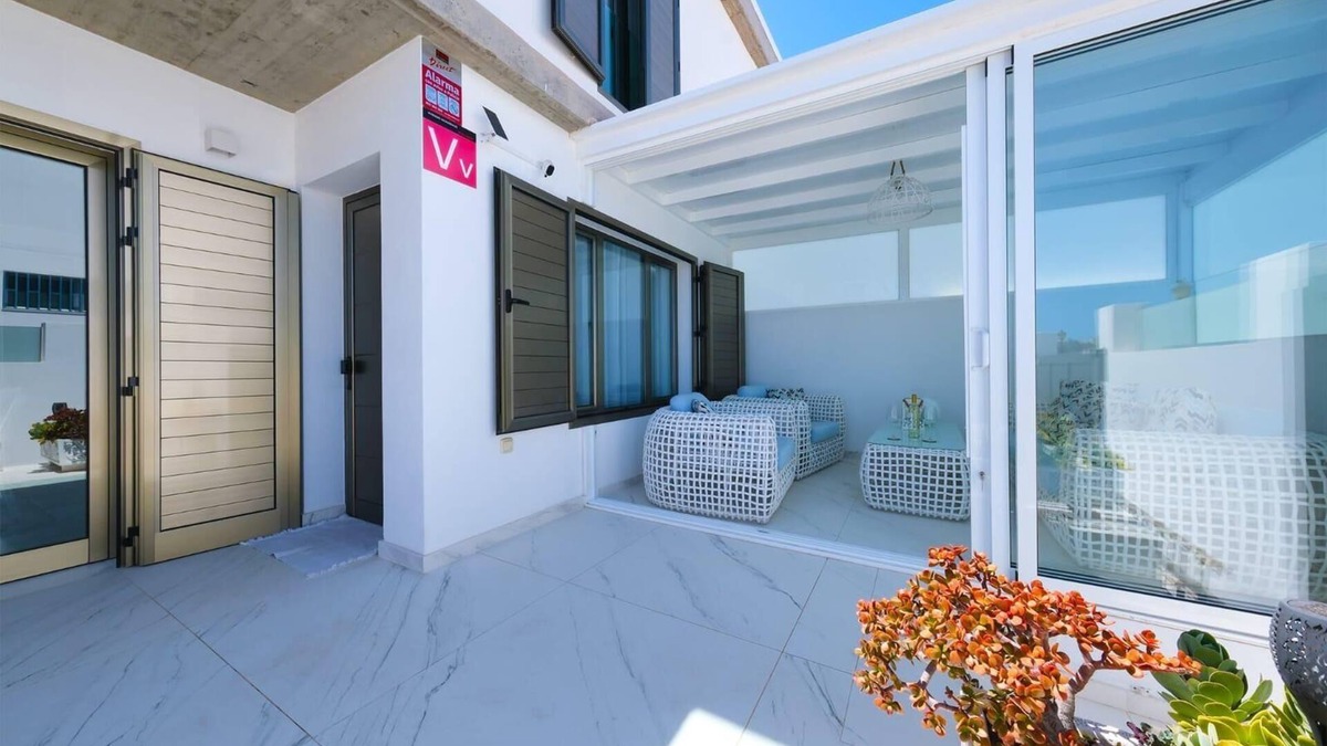 Arrecife House | Vacation Home 'Casa Yus' with Private Terrace, Wi-Fi and Air Conditioning