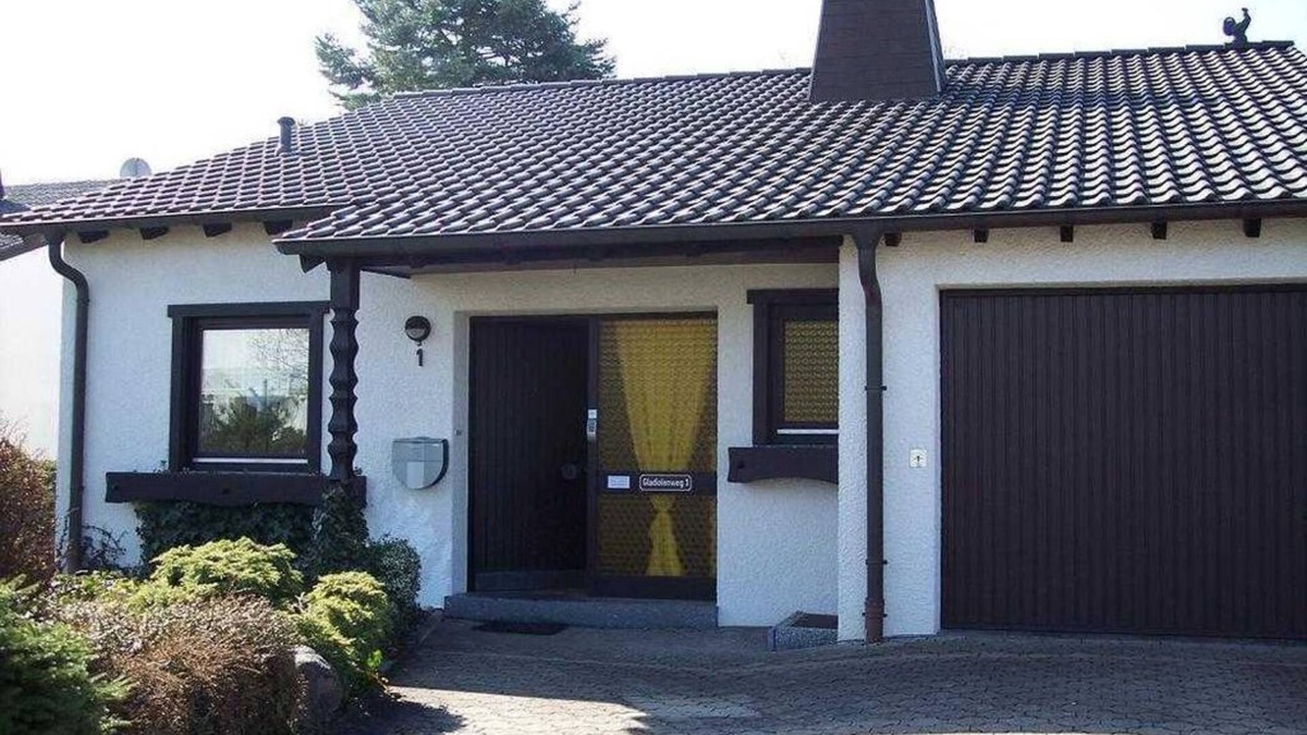 Wiebelskirchen Apartment | Vacation home Charlotte - vacation home, bathroom, toilet and bathtub, 4 bedrooms