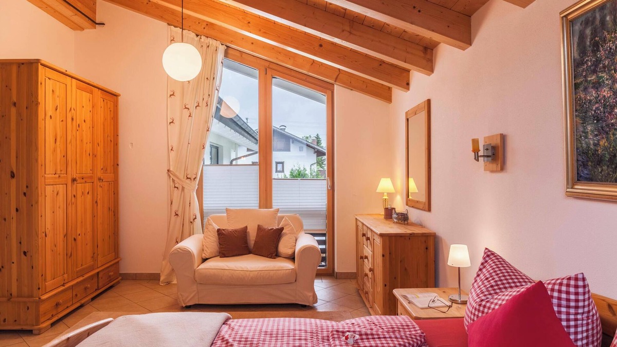 Farchant House | Vacation Home "Das Bergzeit" with Mountain View, Wi-Fi, Garden & Terrace