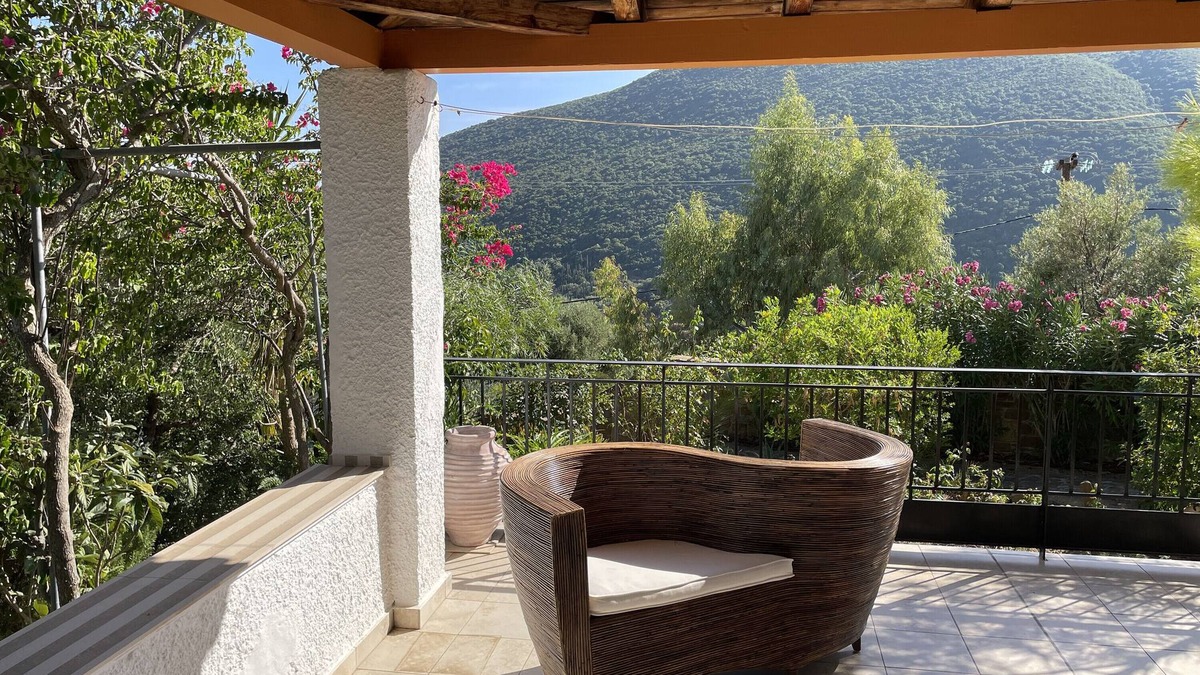 Vasilitsion House | Vacation Home "Divas Gartenhaus" with Sea, Mountain and Village View
