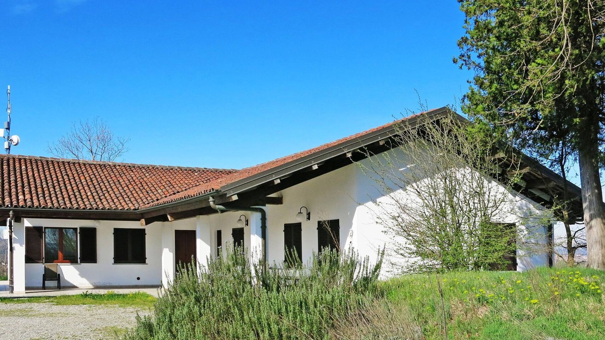 Azzano d'Asti House | Vacation home Elena by Interhome