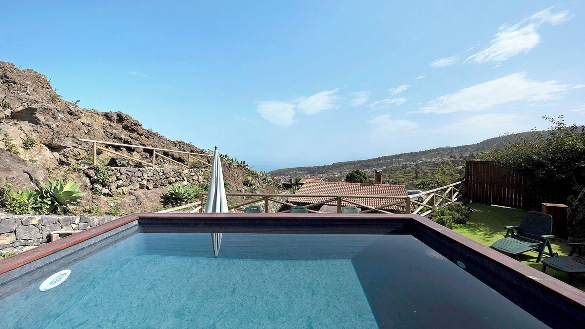 Icod de los Vinos House | Vacation Home "Casas Rurales Los Guinderos" with Mountain View