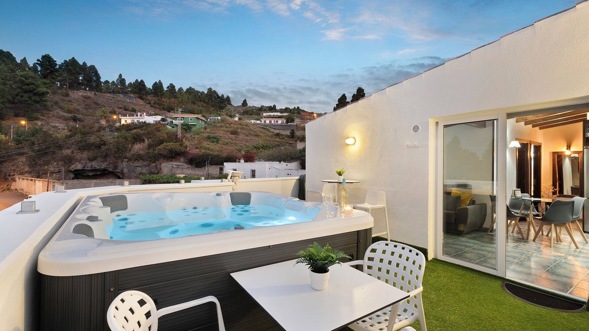 Cueva del Viento Apartment | Vacation Home "Ático Miranda" with Jacuzzi, Views of El Teide & Wi-Fi