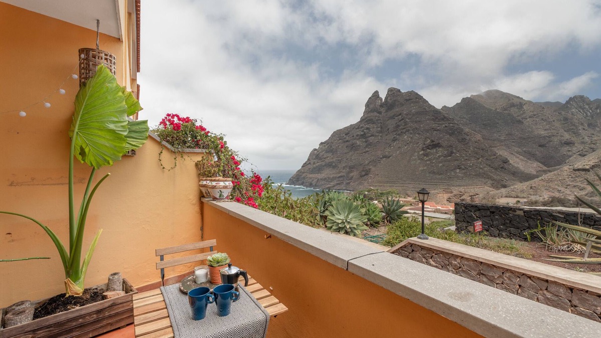 Punta del Hidalgo House | Vacation Home 'La Casa De Los Viajeros' with Sea View, Private Terrace and Wi-Fi