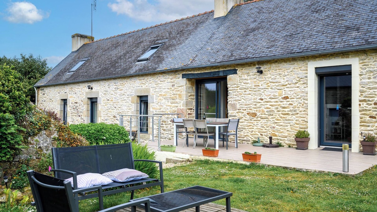 Ploneour-Lanvern House | Vacation Home "Gîte Authentique Breton: with Private Terrace, Private Garden & Wi-Fi