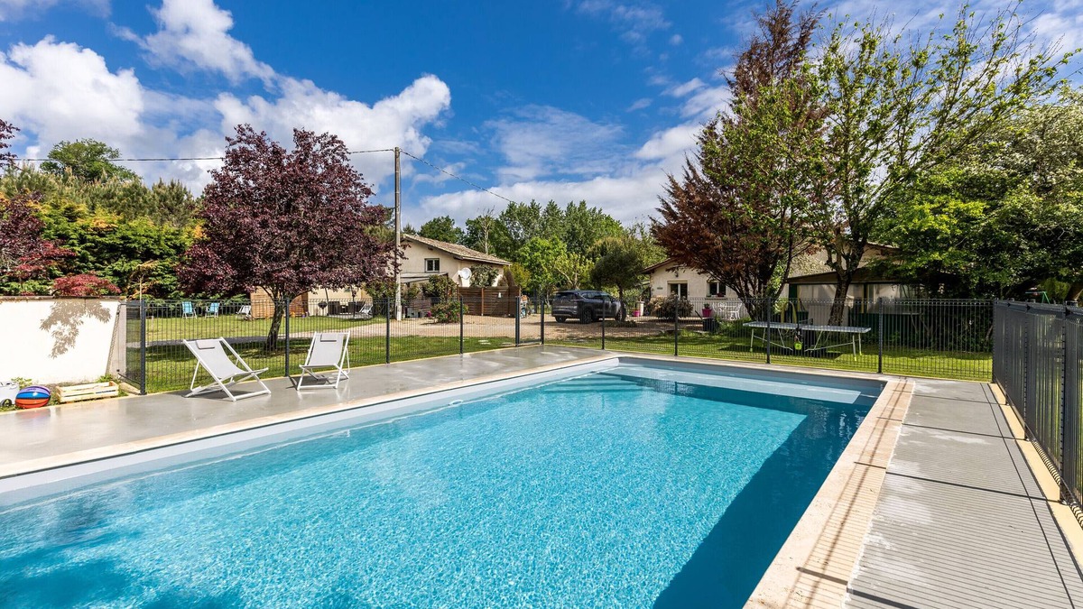 Lesparre-Medoc House | Vacation Home "Gite Senguinous 1" with Shared Pool, Private Terrace & Wi-Fi