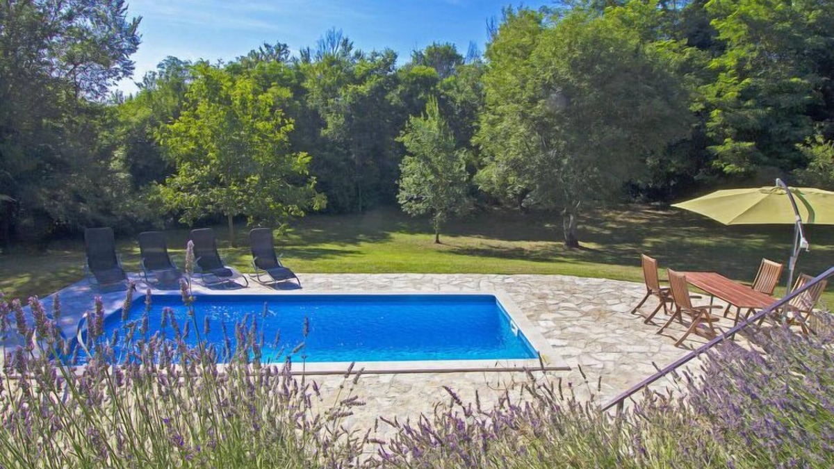 Topid House | Vacation home Green by Interhome
