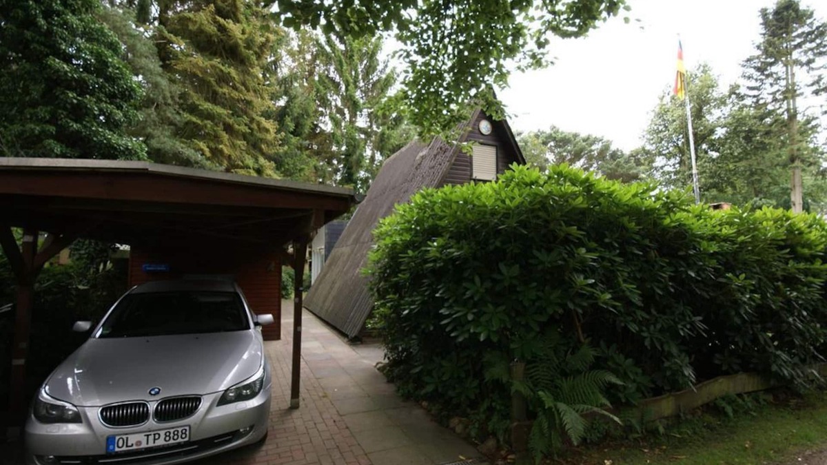Wiefelstede House | Vacation home "Haus am See" - Holiday home, shower, WC