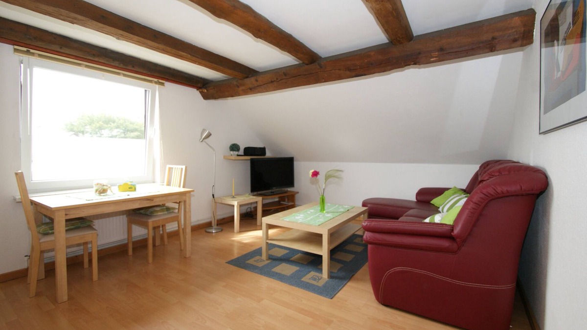 Eckwarden Apartment | Vacation home Herter, WiFi, gr. Garden, play equipment, lounger/play area, barbecue, animals