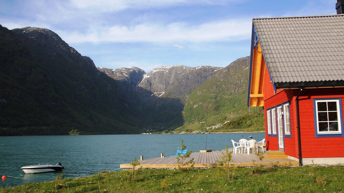 Mauranger House | Vacation home in beautiful Fjord Norway - motorboat for hire.
