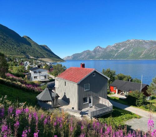 Botnhamn House | Vacation Home in Fjordgård with views of Segla and the Fjord