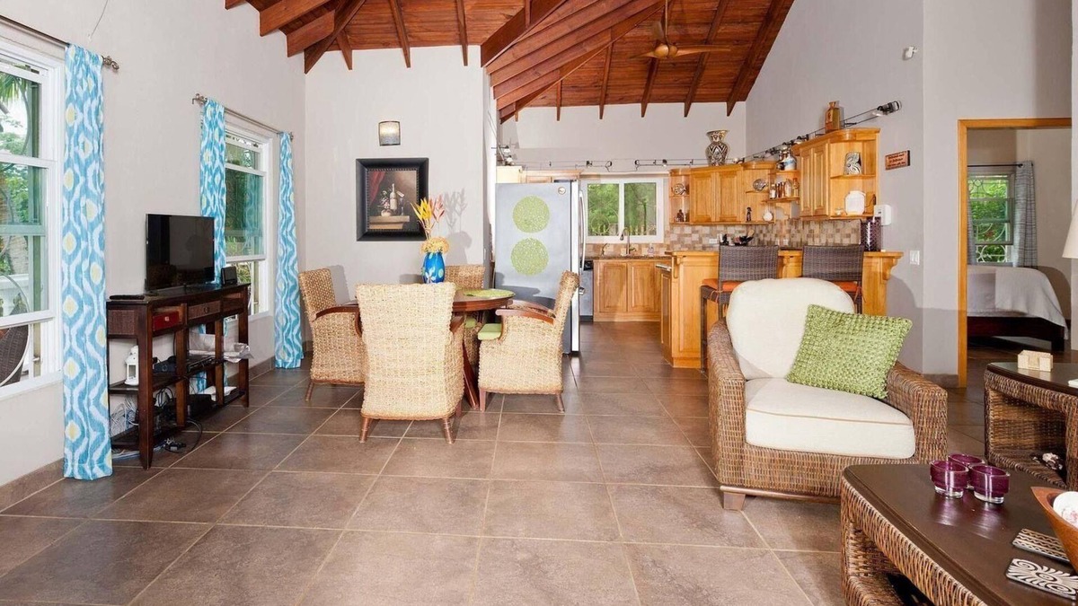 First Bight House | Vacation home in Roatan