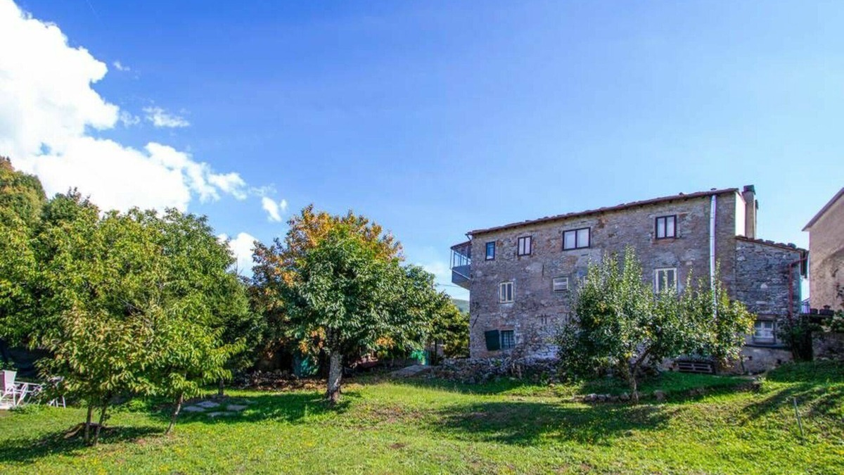 Montefegatesi House | Vacation Home in Montefegatesi with 3 bedrooms sleeps 7