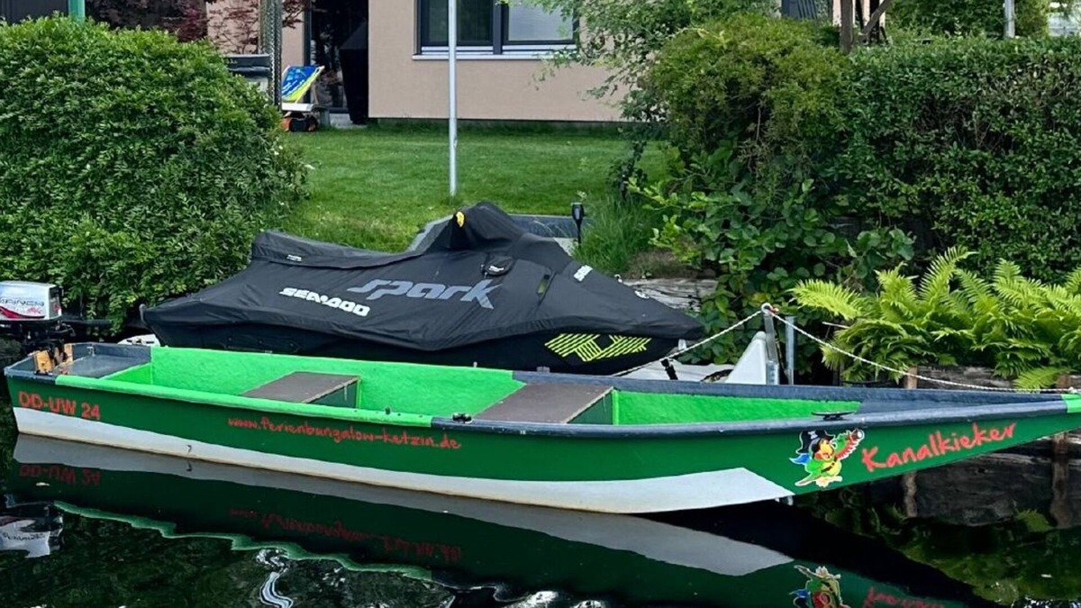 Ketzin/Havel House | Vacation home in Ketzin for 4 people directly on the water, hot tub, rental boat.