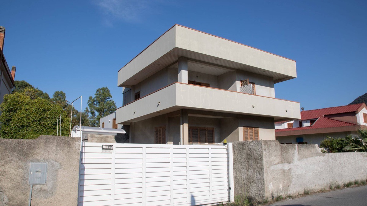 Mongiove Apartment | Vacation home in manor house 60 meters from the sea for couples or families